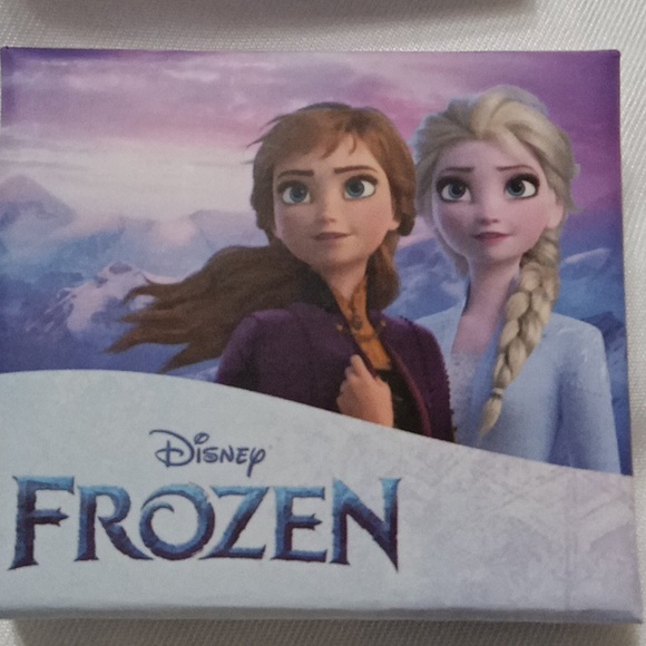 10kt Gold Disney FROZEN snowflake earrings - Picture 5 of 9